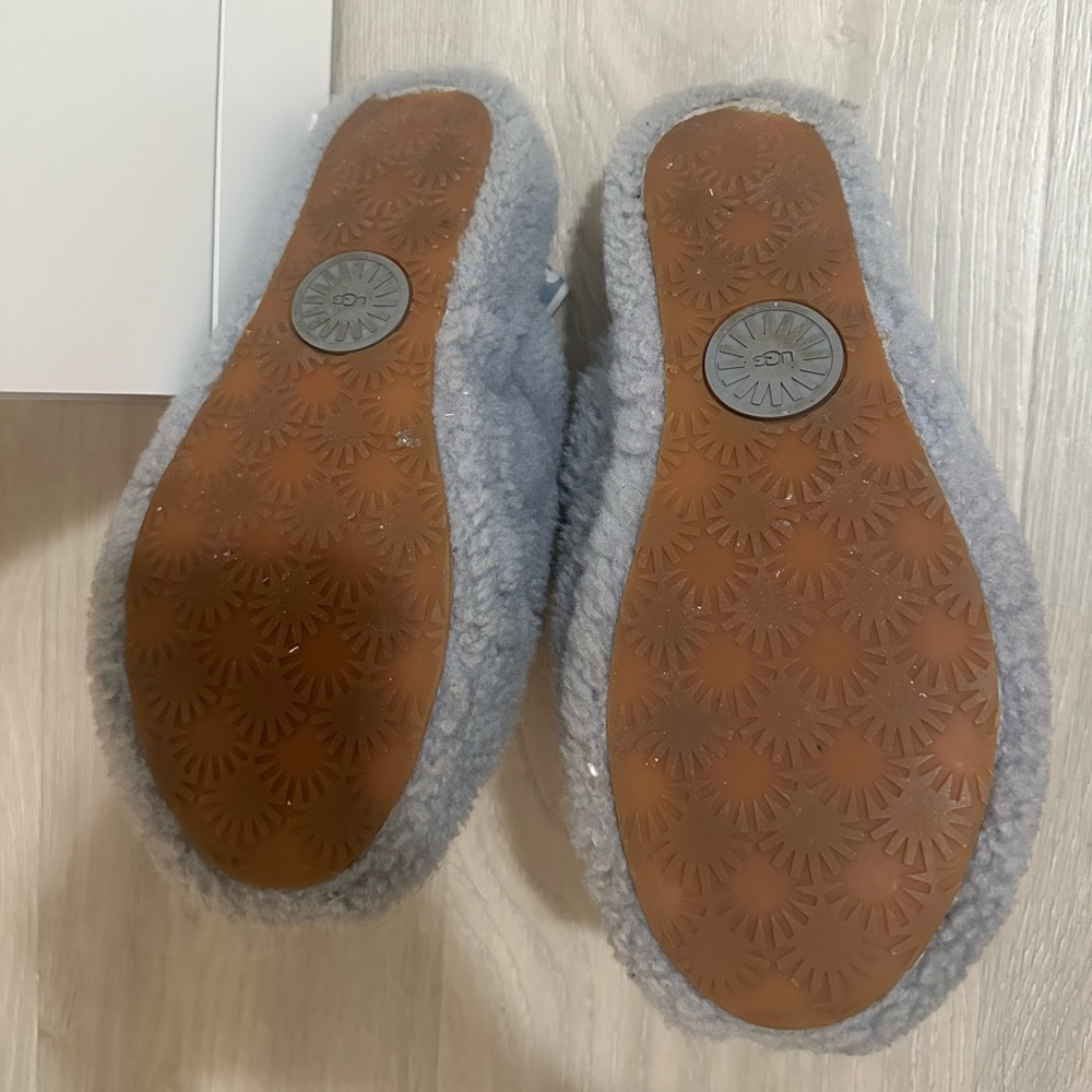 UGG Slippers - Picture 4 of 6